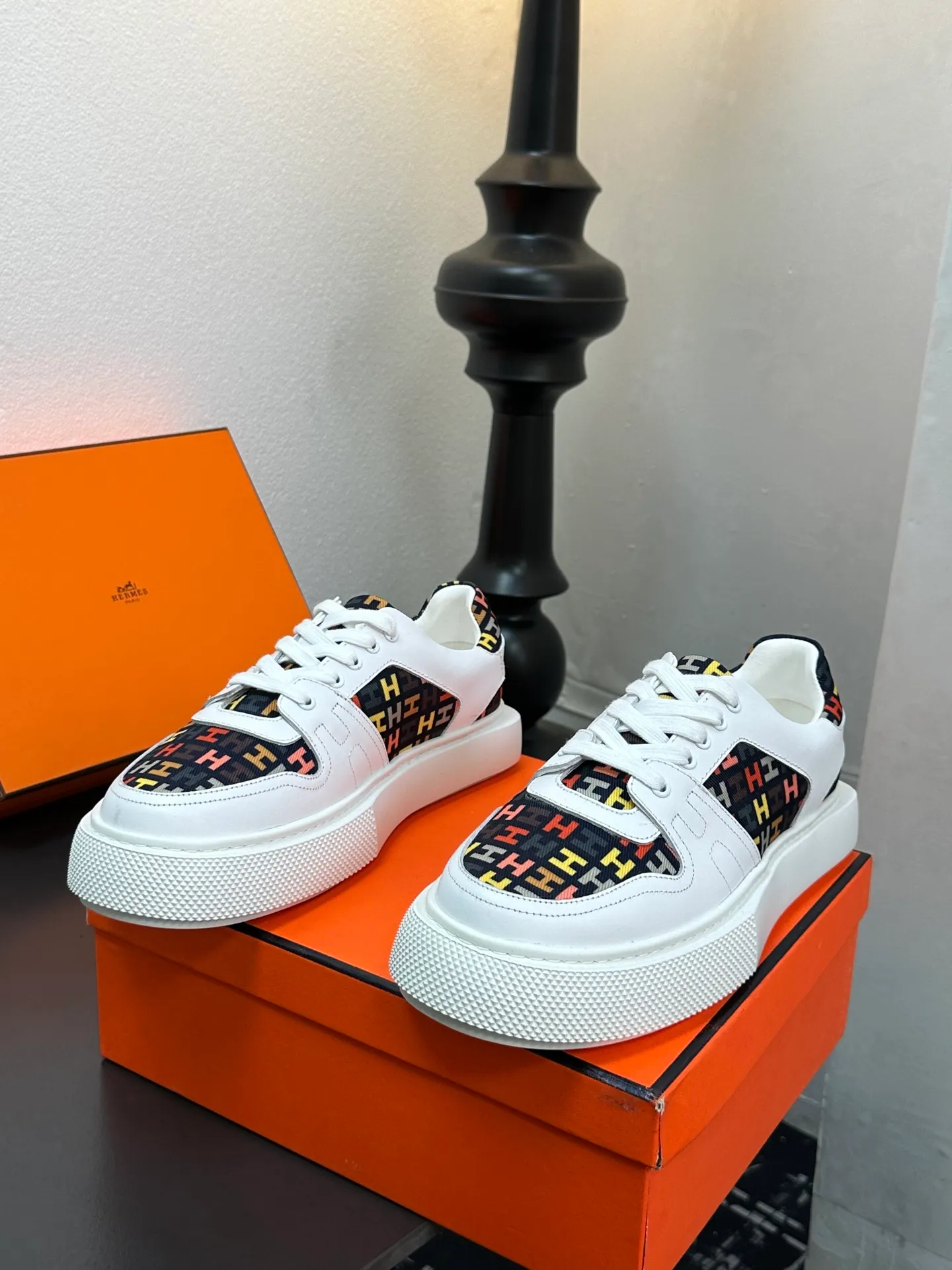 p700💰Men's shoes ❤️❤️Hermes top version# Hermès deep series couple's small white shoes casual skateboard shoes Stylish graphic design to create retro style Upper: cowhide material Lining: sheepskin lining Outsole: TPU outsole Size: 38-45